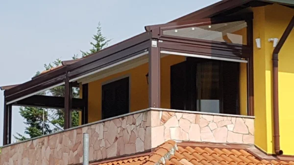 Installazione chiusura per balcone