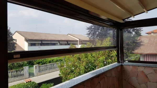 Installazione chiusura per balcone