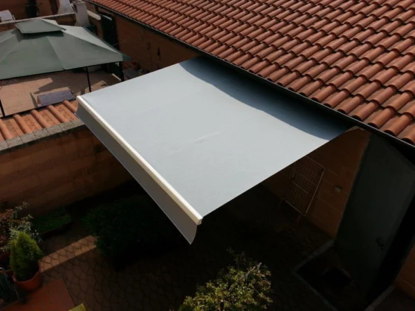 Installazione tenda a barra quadra modello modena