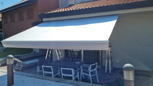Installazione tenda a bracci