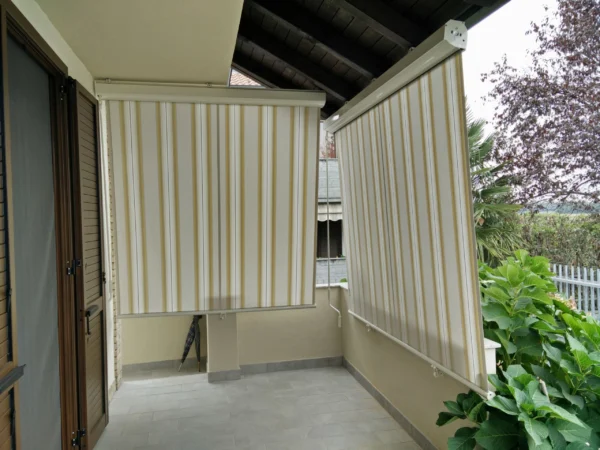 Installazione tenda a caduta per balcone