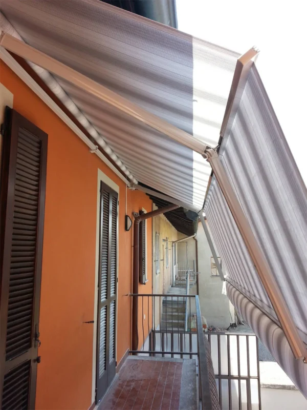 Installazione tenda con braccia a geometria variabile