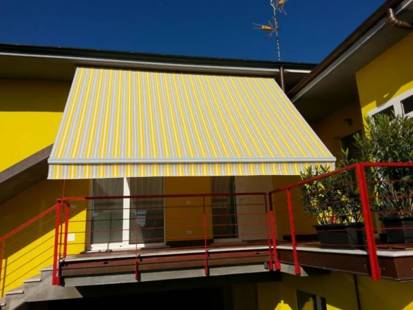 Installazione tenda da sole a barra quadra