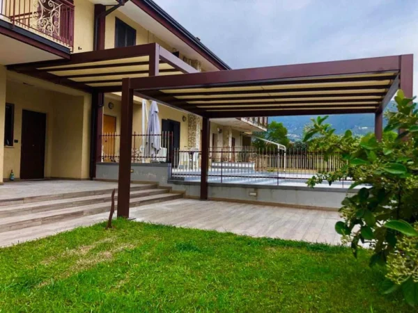 Pergola a due livelli personalizzata