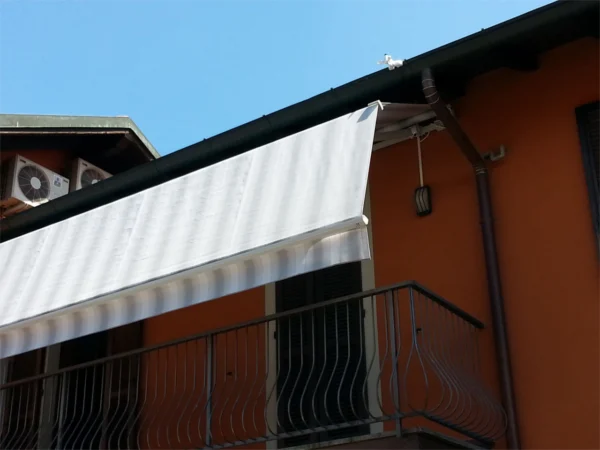 Installazione tenda con bracci a geometria variabile